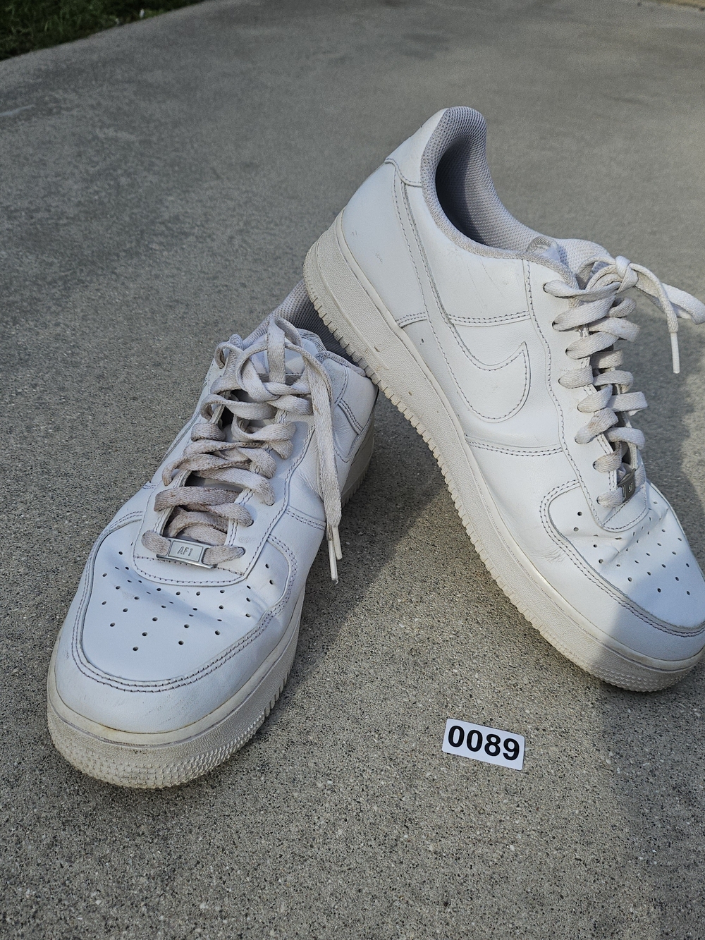 Nike White Low-Top Leather Sneakers with Subtle Gray Lining